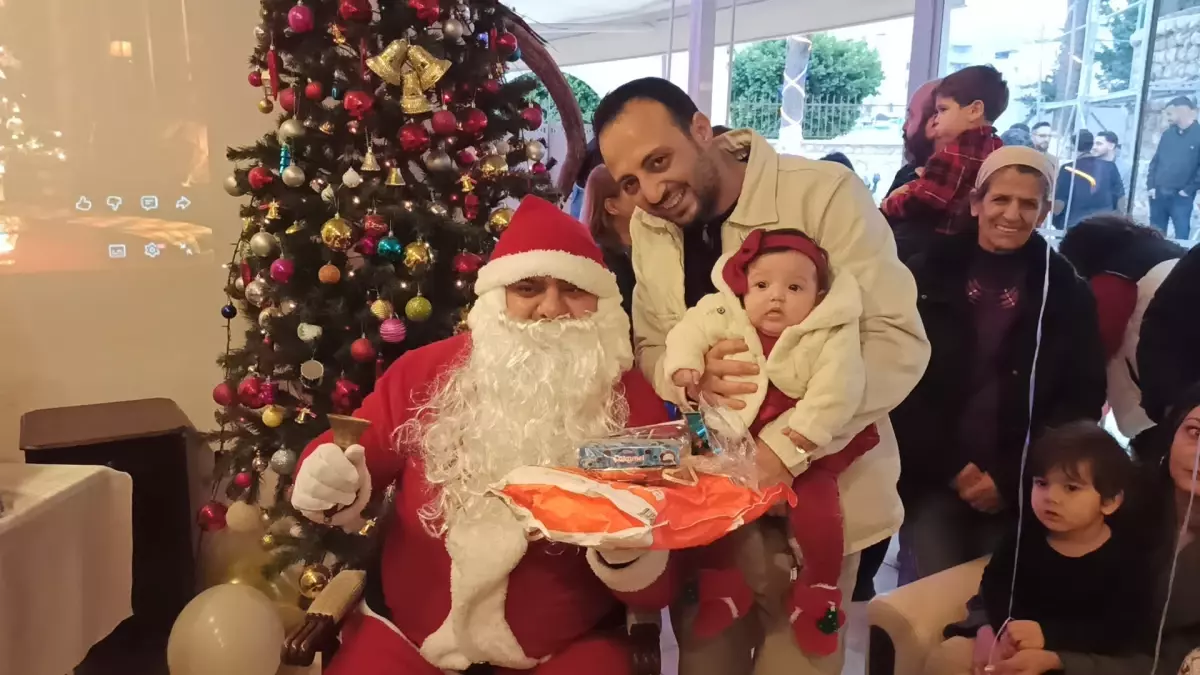 İskenderun'da Noel Ayini: 'Noel Baba' Çocuklara Hediye Dağıttı