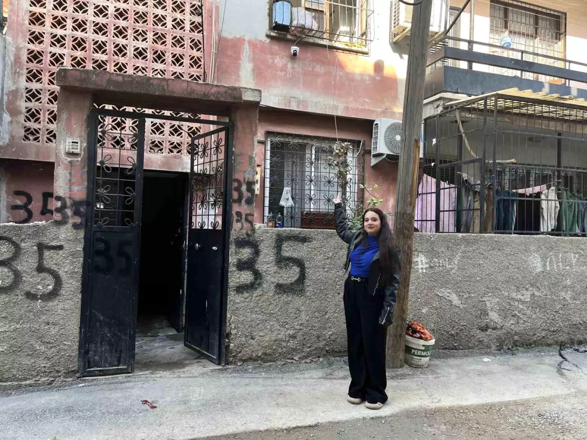 Kargoyu aracından inmeden bahçeye fırlattı