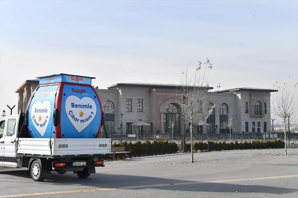 Kayseri'de Erciyes Kayak Merkezi için 'Benimle çıkar mısın?' gondolu sergileniyor