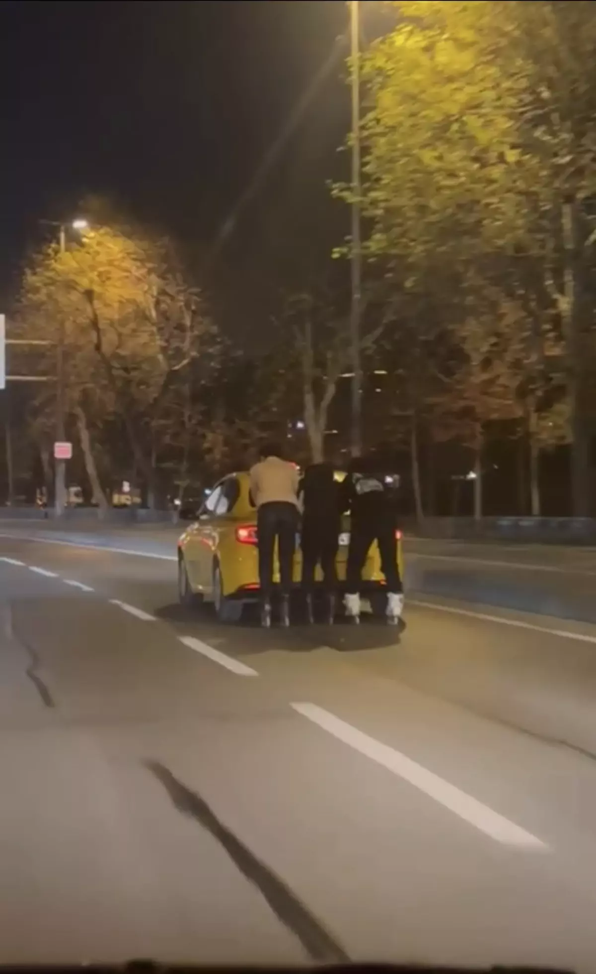 Maltepe'de patenli 3 kişinin tehlikeli yolculuğu kamerada