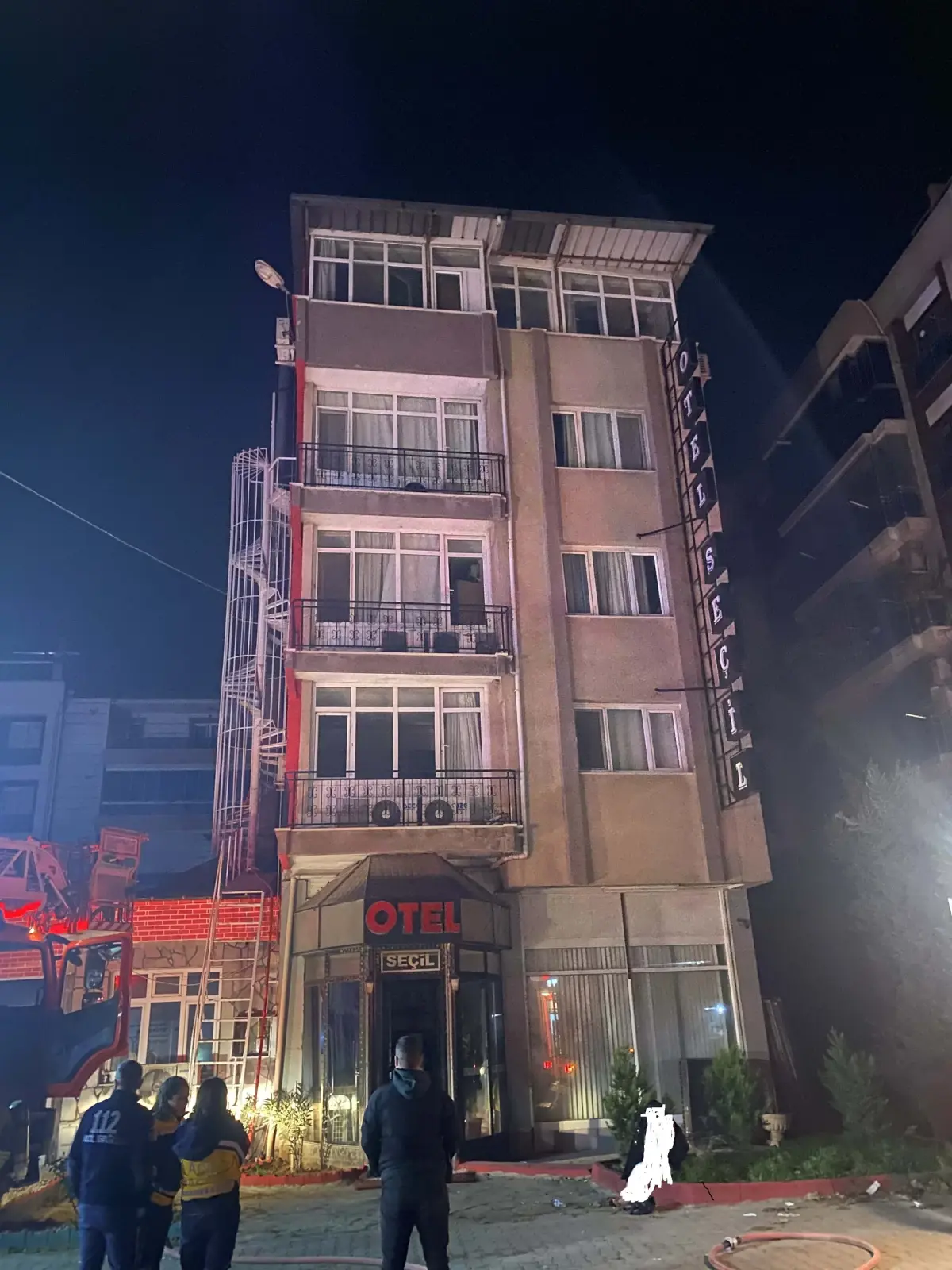 Manisa'da 5 Katlı Otelde Yangın Çıktı