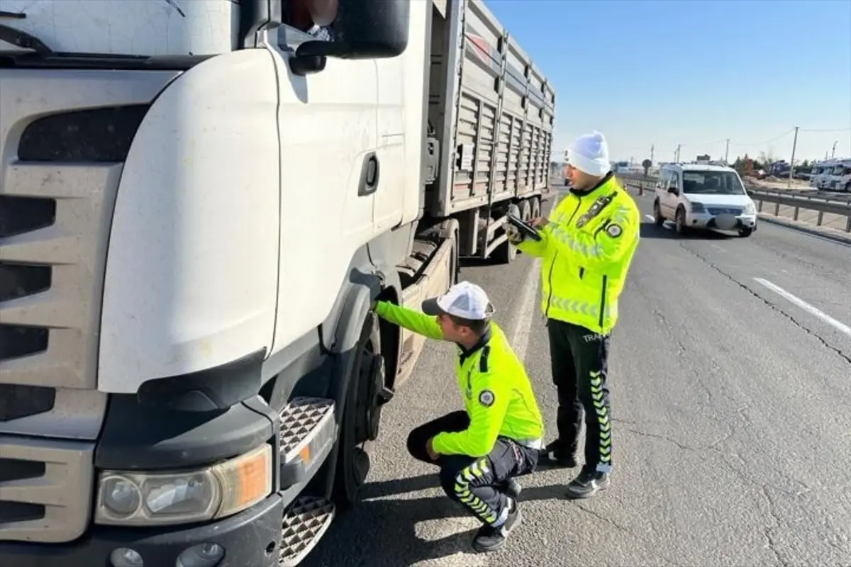 Mardin'de trafik polisleri araçları denetledi