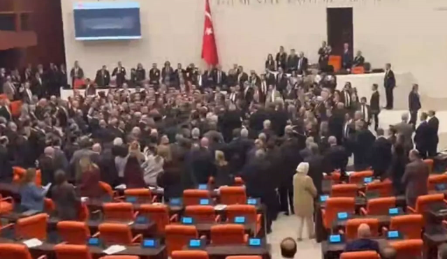 Meclis'te AK Parti ve CHP'li vekiller arasında yumruklu kavga