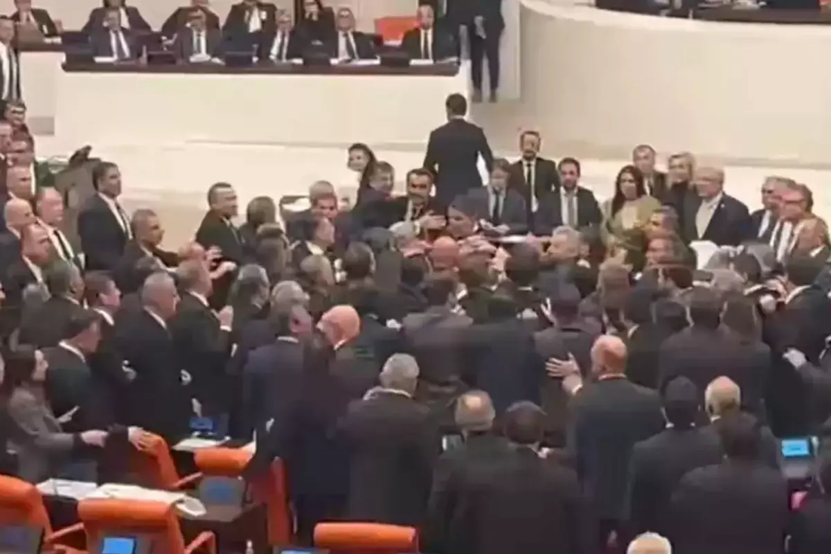 Meclis'te AK Parti ve CHP'li vekiller arasında yumruklu kavga
