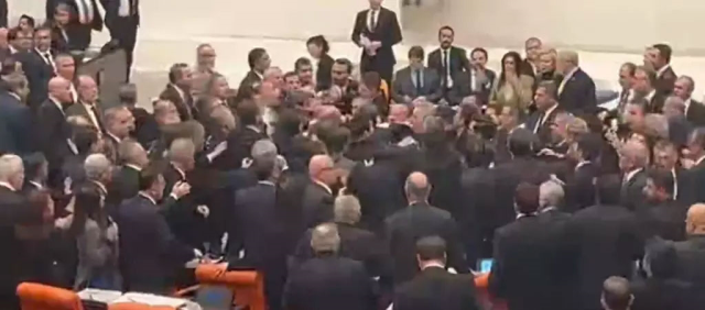 Meclis'te AK Parti ve CHP'li vekiller arasında yumruklu kavga
