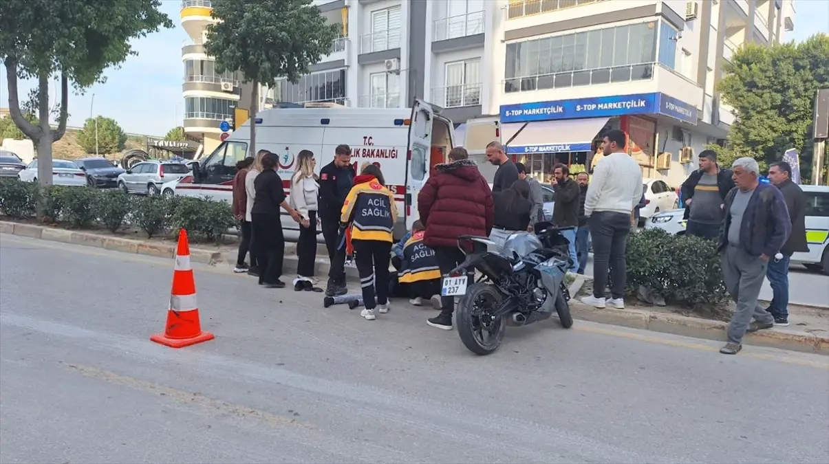Mersin'de motosikletin yayalara çarptığı kazada 3 kişi yaralandı