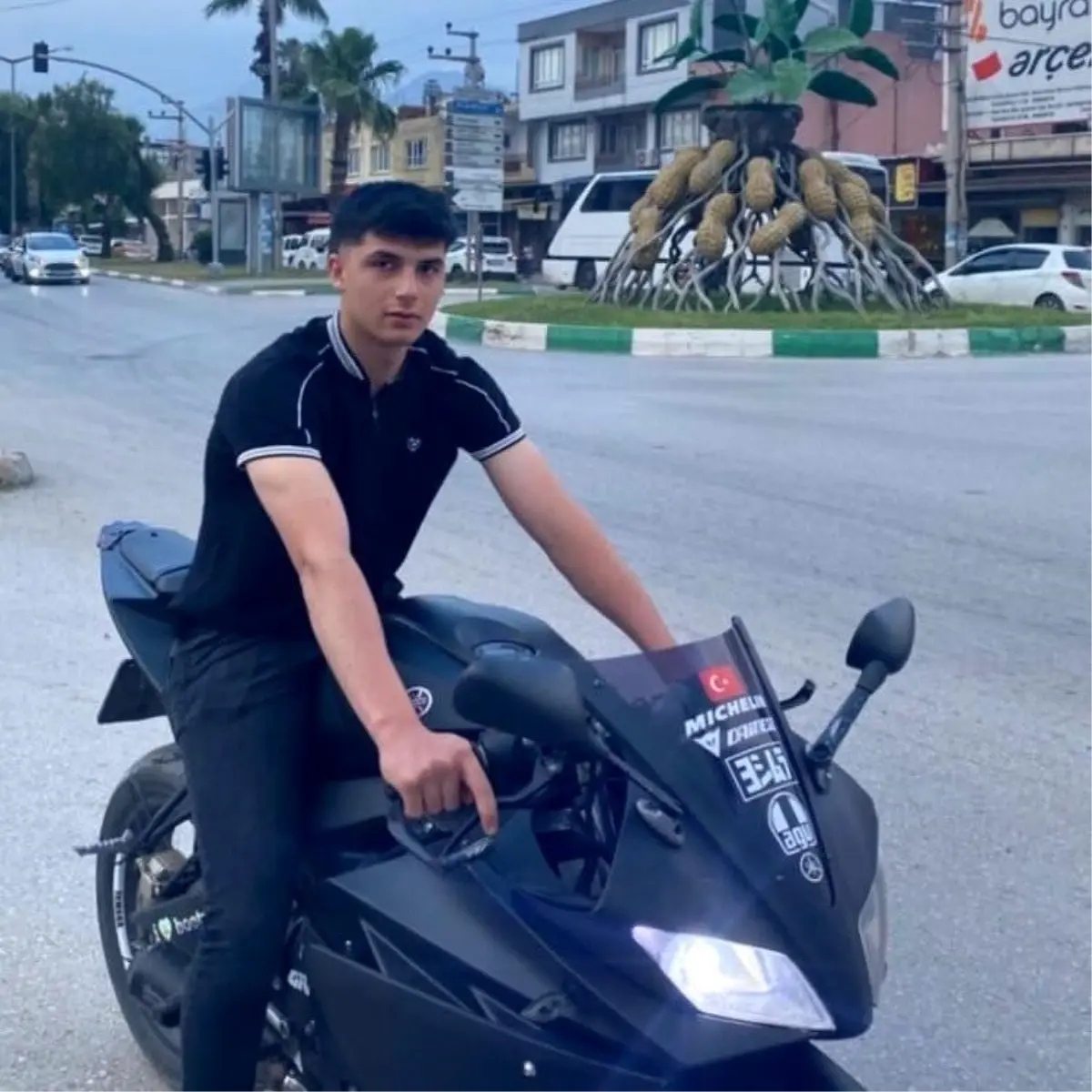 Mezarlıkta otomobilde 2 genç ölü bulundu, otomobilde isimleri yazılı şef bıçağı bulundu