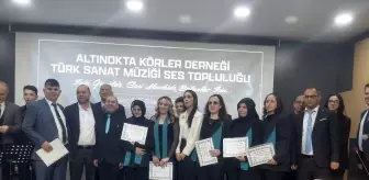 Müzik tutkunu 12 görme engelli koroda yeteneklerini sergiliyor