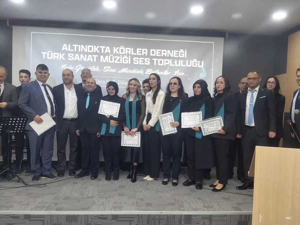 Müzik tutkunu 12 görme engelli koroda yeteneklerini sergiliyor