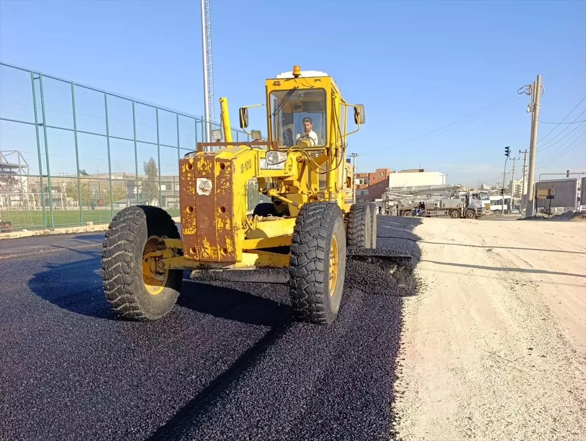 Nusaybin İlçe Stadyumu'nun çevresindeki yola asfalt serildi