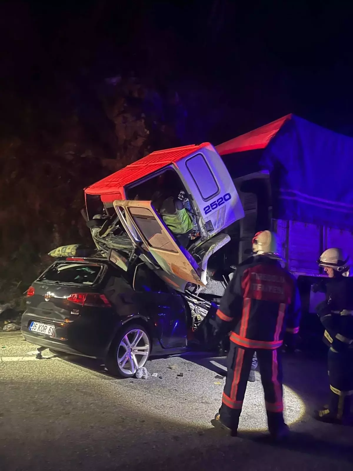 Otomobil ile TIR çarpıştı; 3 ölü, 1 yaralı