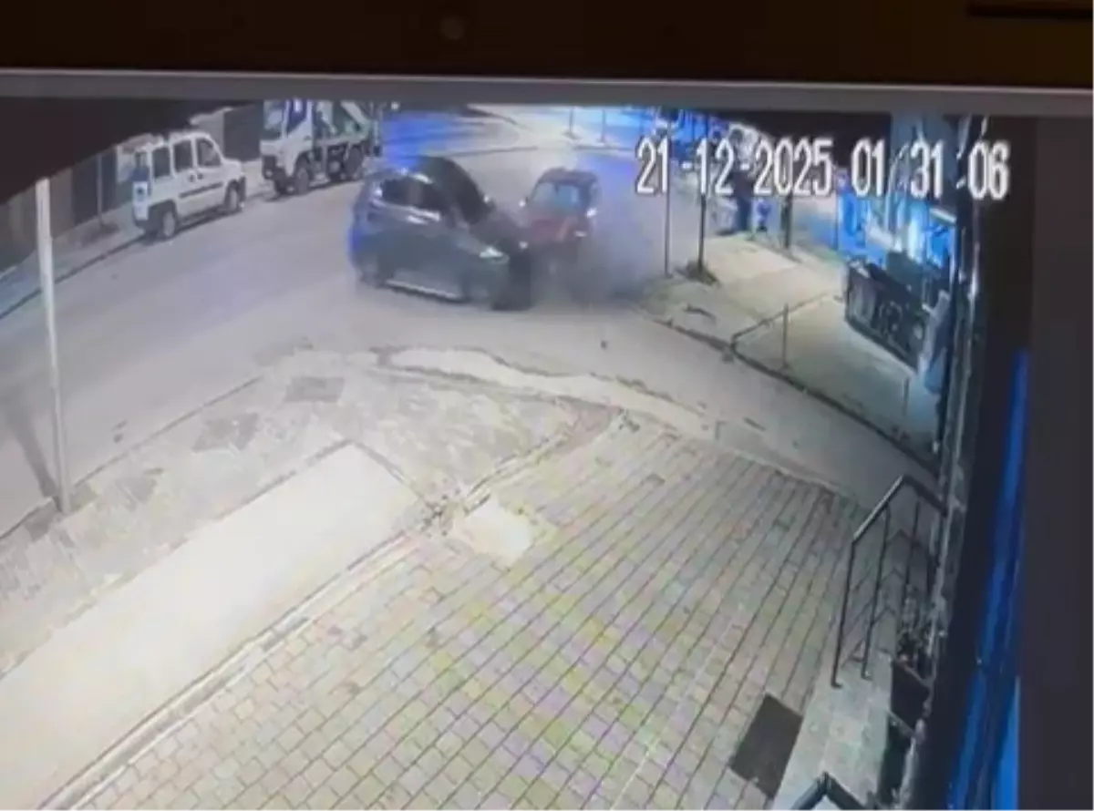 Otomobilin, park halindeki 2 araca çarptığı kaza kamerada