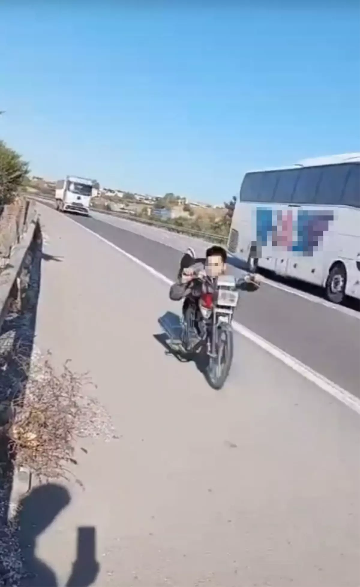 Otoyolda motosikletini, üzerine yüzüstü yatarak kullanan sürücüye 63 bin TL ceza