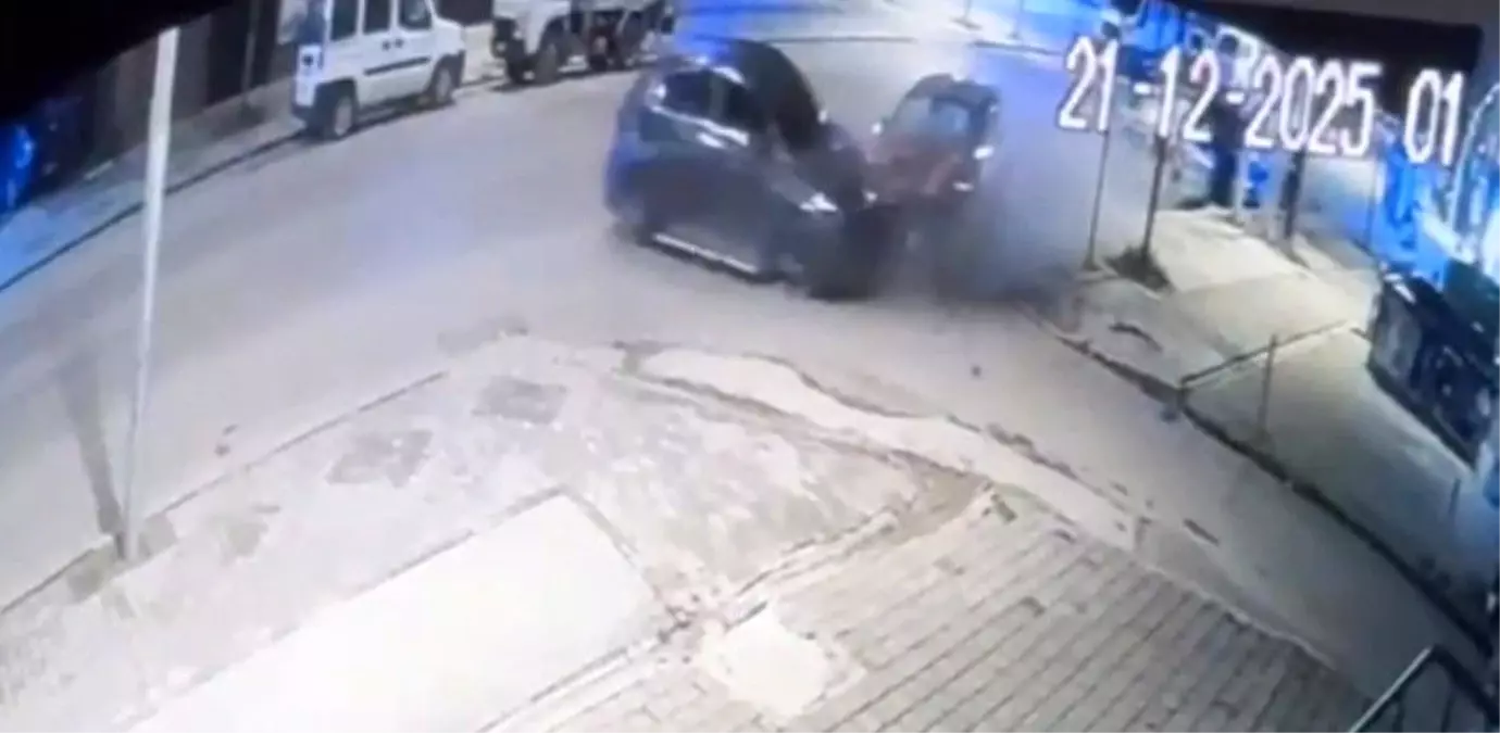 Park halindeki araca çarpan otomobildeki 4 kişi kazayı yara almadan atlattı