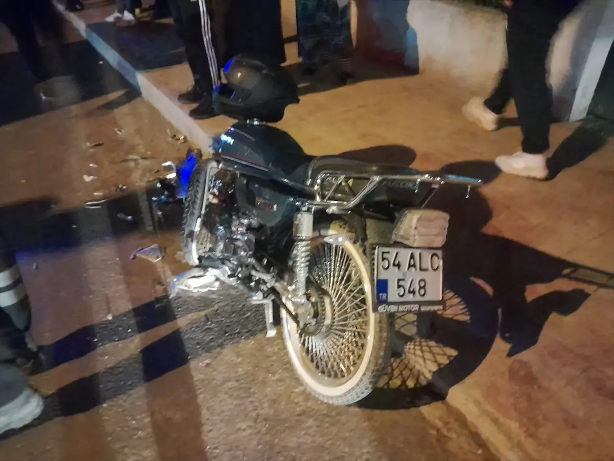 Sakarya'da panelvanla çarpışan motosikletteki genç hayatını kaybetti