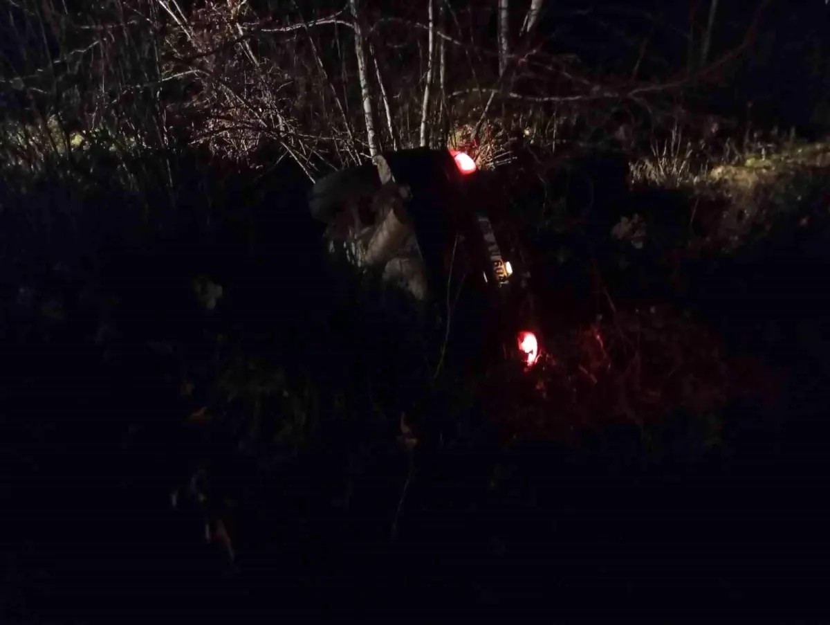 Şarampole devrilen otomobilden sızan yakıt paniğe neden oldu