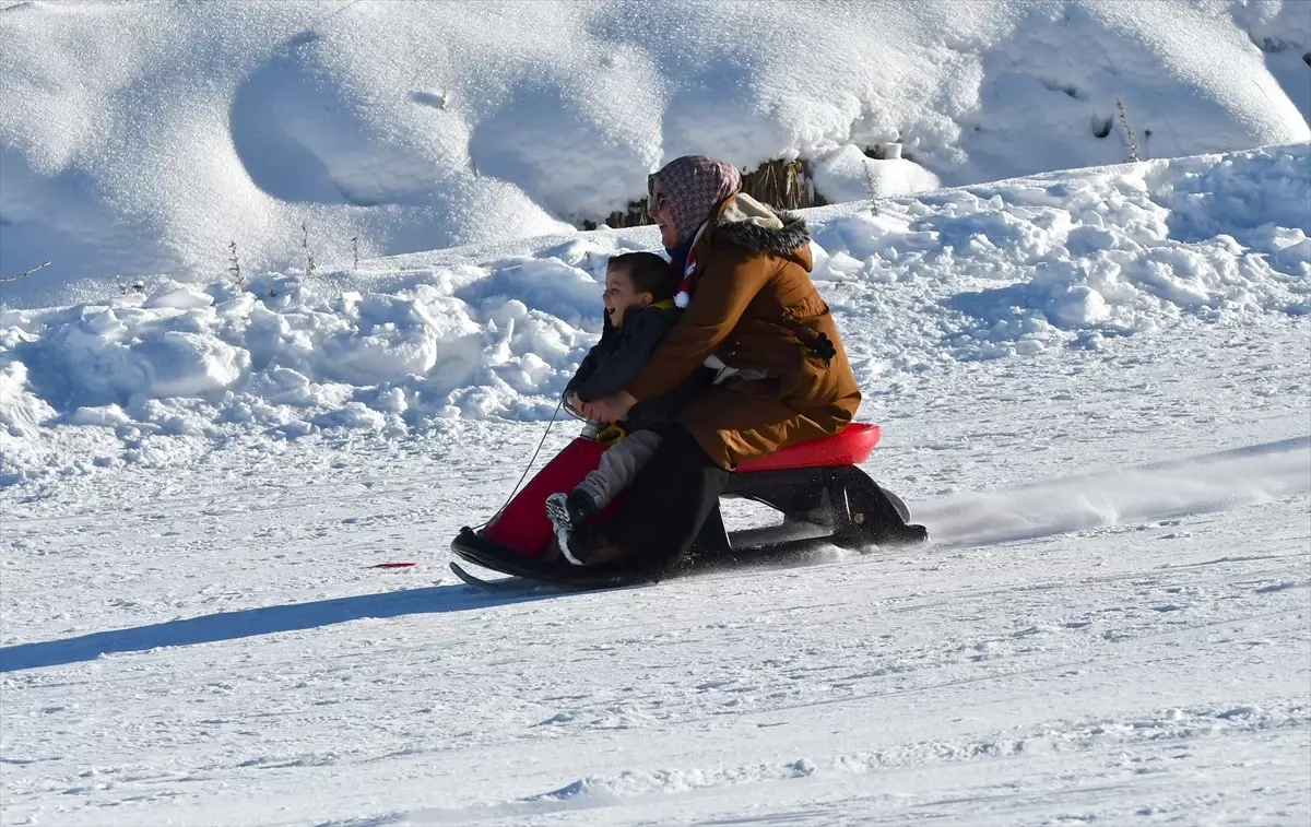 Sarıkamış Kayak Merkezi'nde hafta sonu yoğunluğu