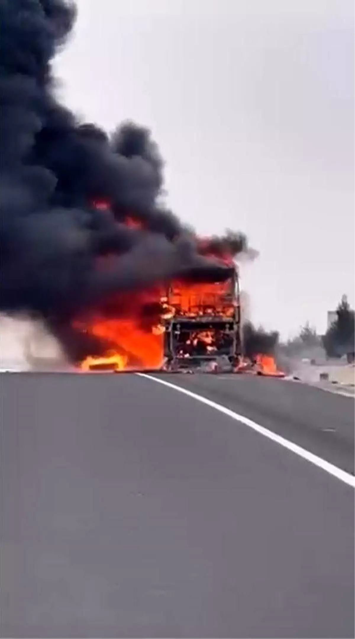 Seyir halindeki yolcu otobüsü alev alev yandı: 25 yolcu son anda kurtuldu