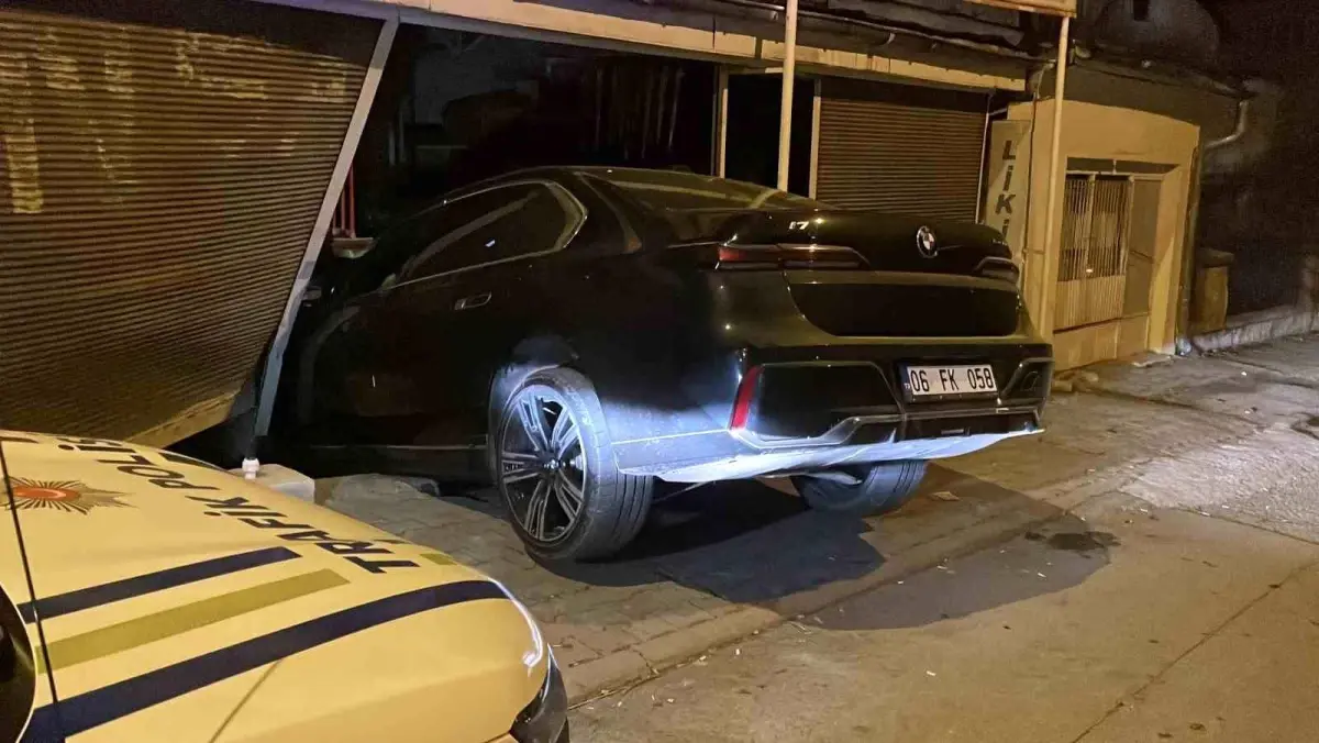 Sivas'ta fren yerine gaza basan sürücü, markete girdi