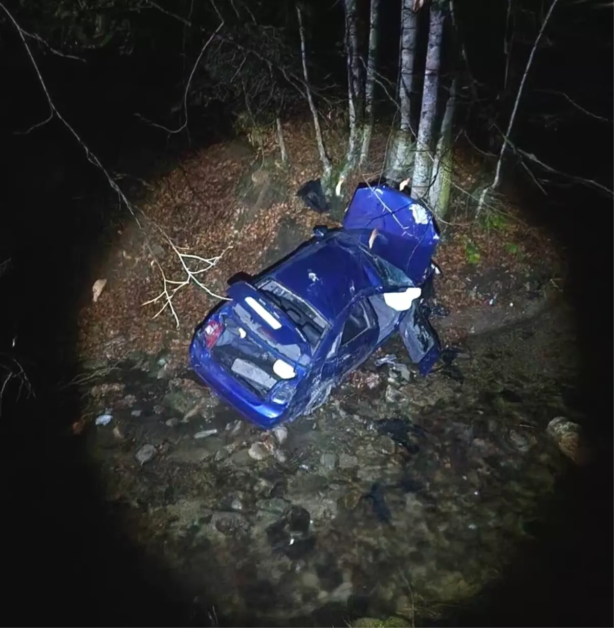 Takla atıp uçuruma yuvarlanan otomobildeki 3 kişi yaralandı