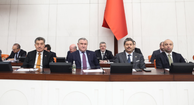 مناقشة 'الأزمة' في البرلمان التركي! عندما لم تتسع العملة على المنصة، انفجرت الأمور