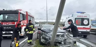 Tekirdağ'da aydınlatma direğine çarpan otomobildeki 2 kişi yaralandı