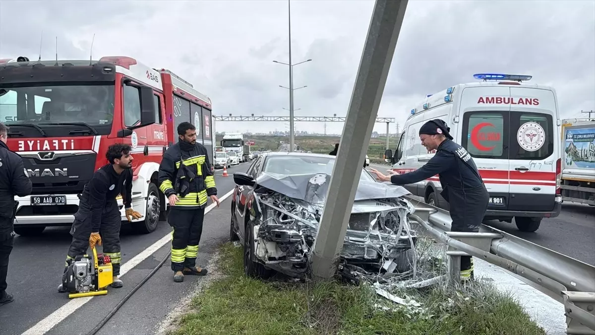 Tekirdağ'da aydınlatma direğine çarpan otomobildeki 2 kişi yaralandı