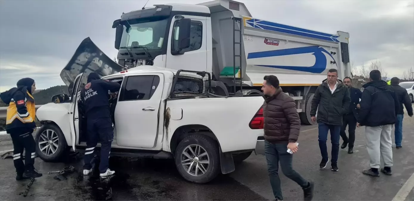 Tokat'ta kamyon ile kamyonetin çarpıştığı kazada 1 kişi öldü, 1 kişi yaralandı