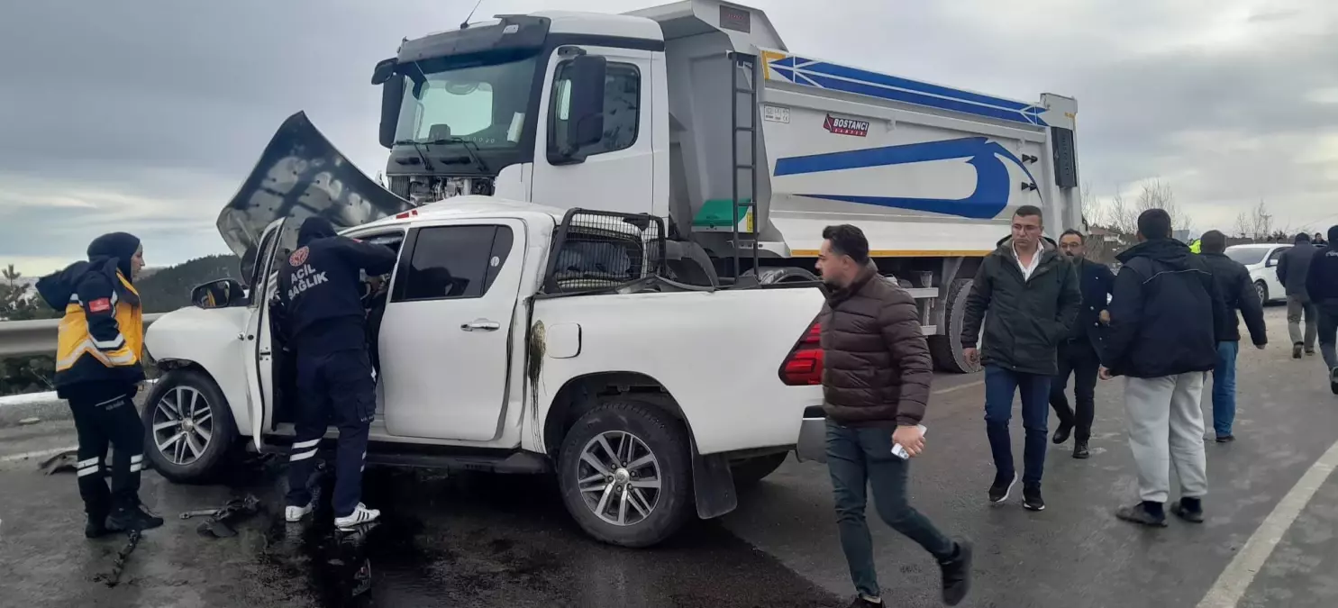 Tokat'ta kamyonet, kamyonla çarpıştı; 1 ölü, 2 yaralı