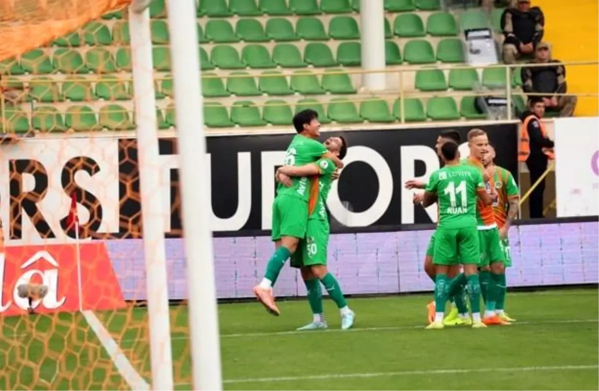 Trendyol Süper Lig: Corendon Alanyaspor: 1 Fatih Karagümrük: 0 (İlk yarı)