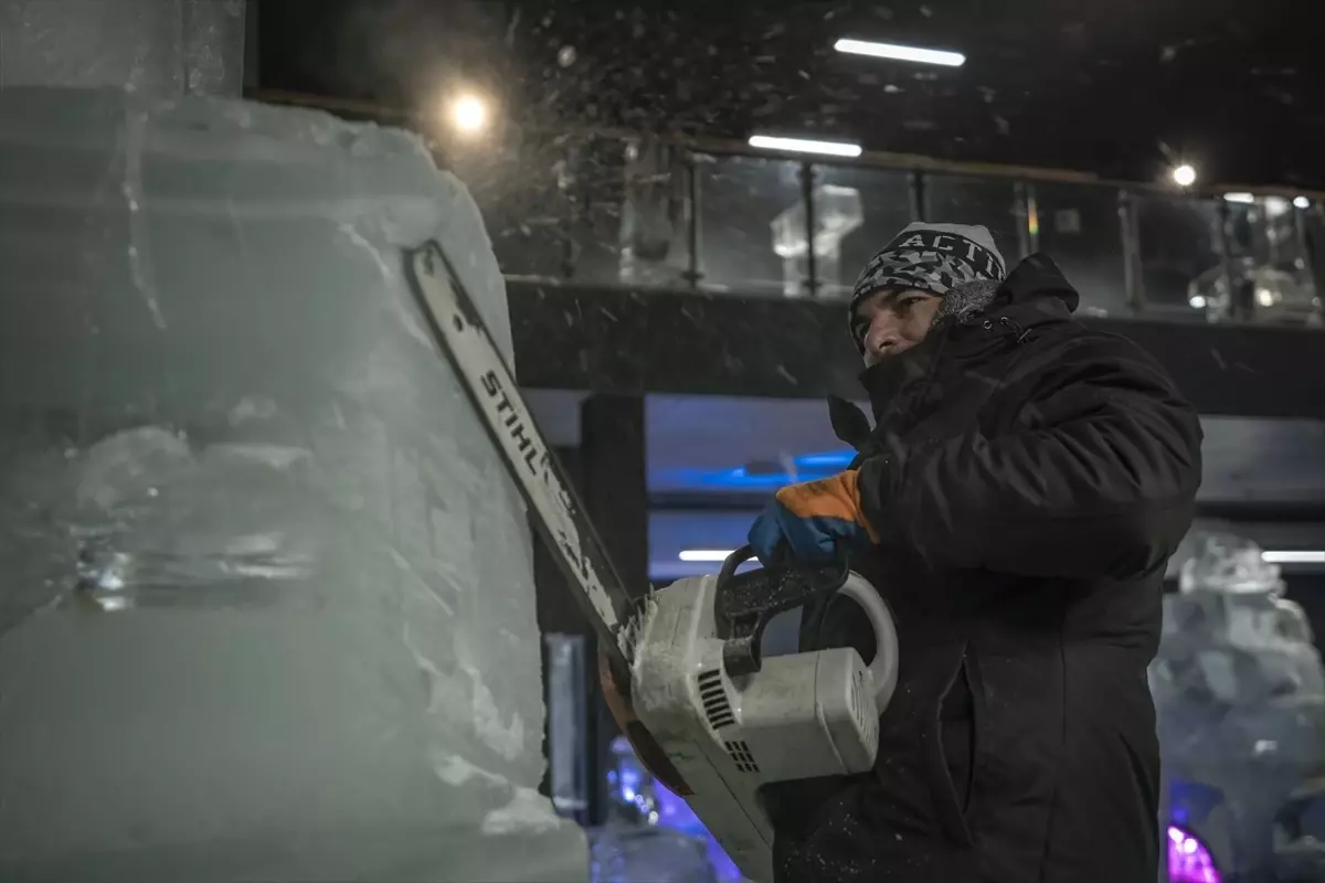 Türk kültüründe öne çıkan karakter ve malzemeleri buza işlediler
