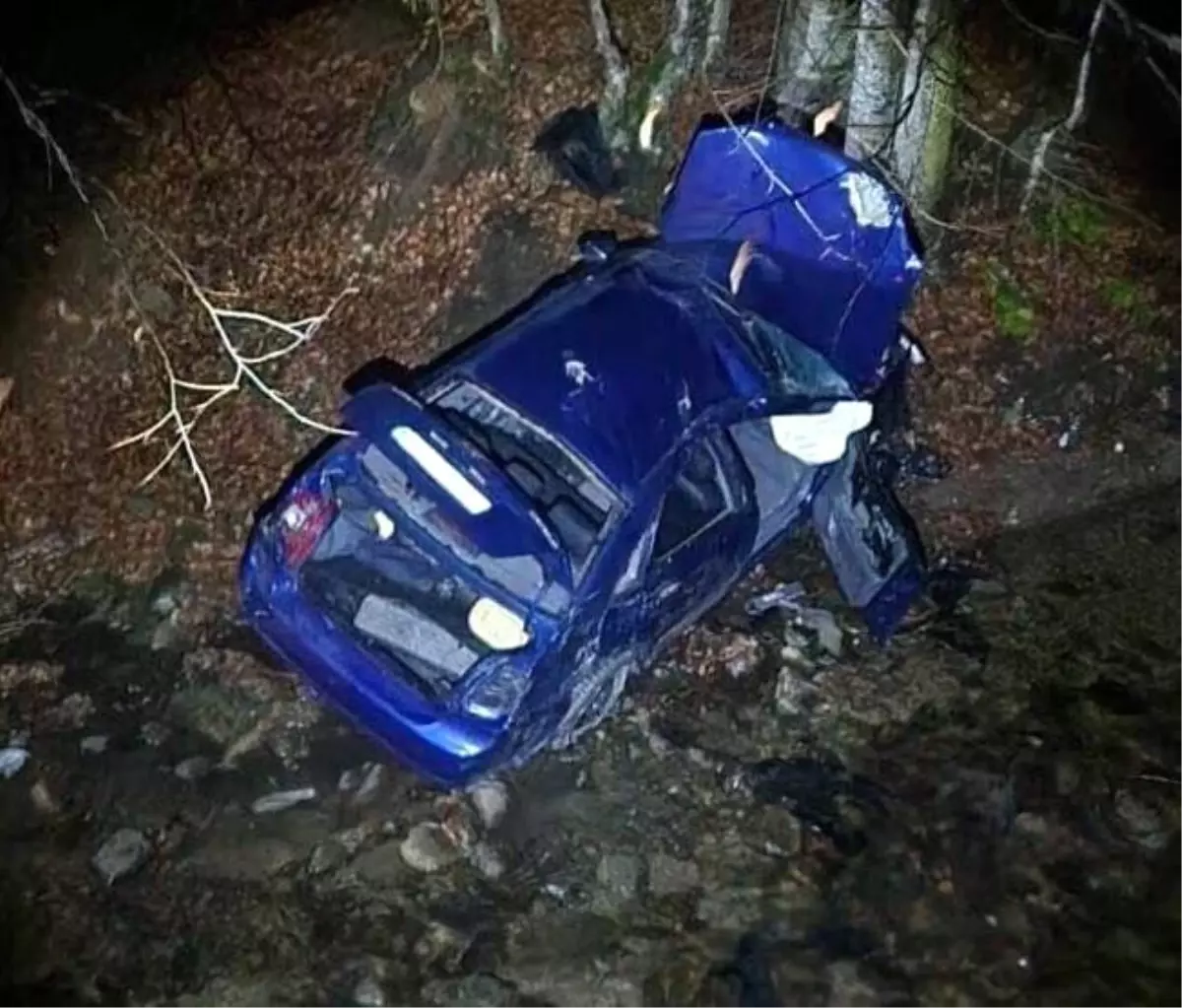 Uçurumdan yuvarlanan otomobilden 3 kişi sağ çıktı