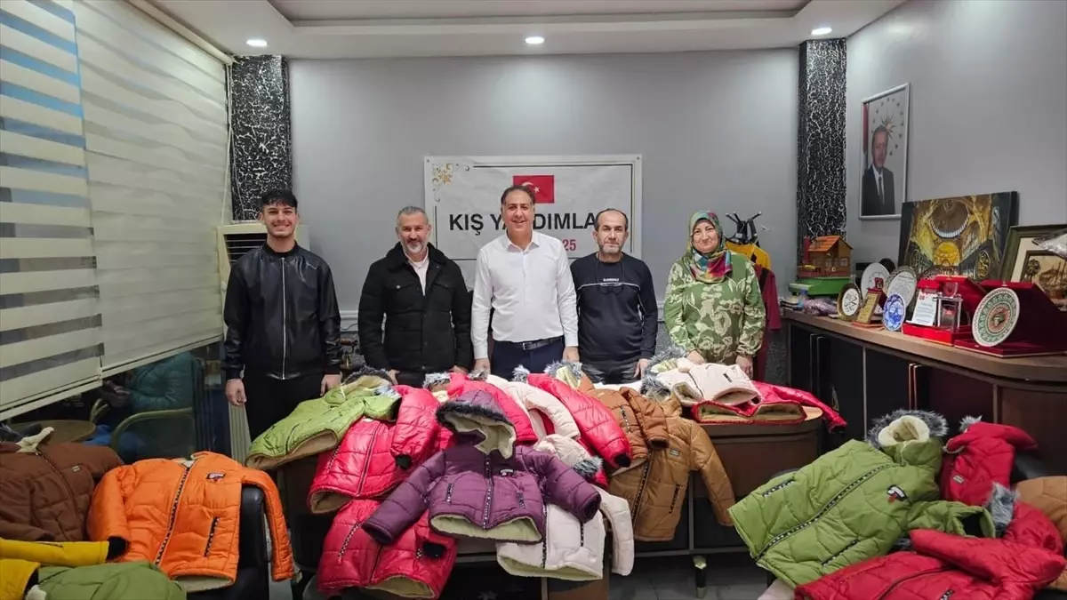 Vatan Sevdalıları Vakfından 400 aileye mont ve bot dağıtımı