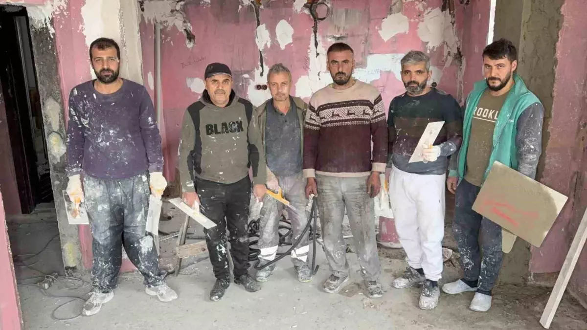 Yanan ev imece usulü tamir ediliyor