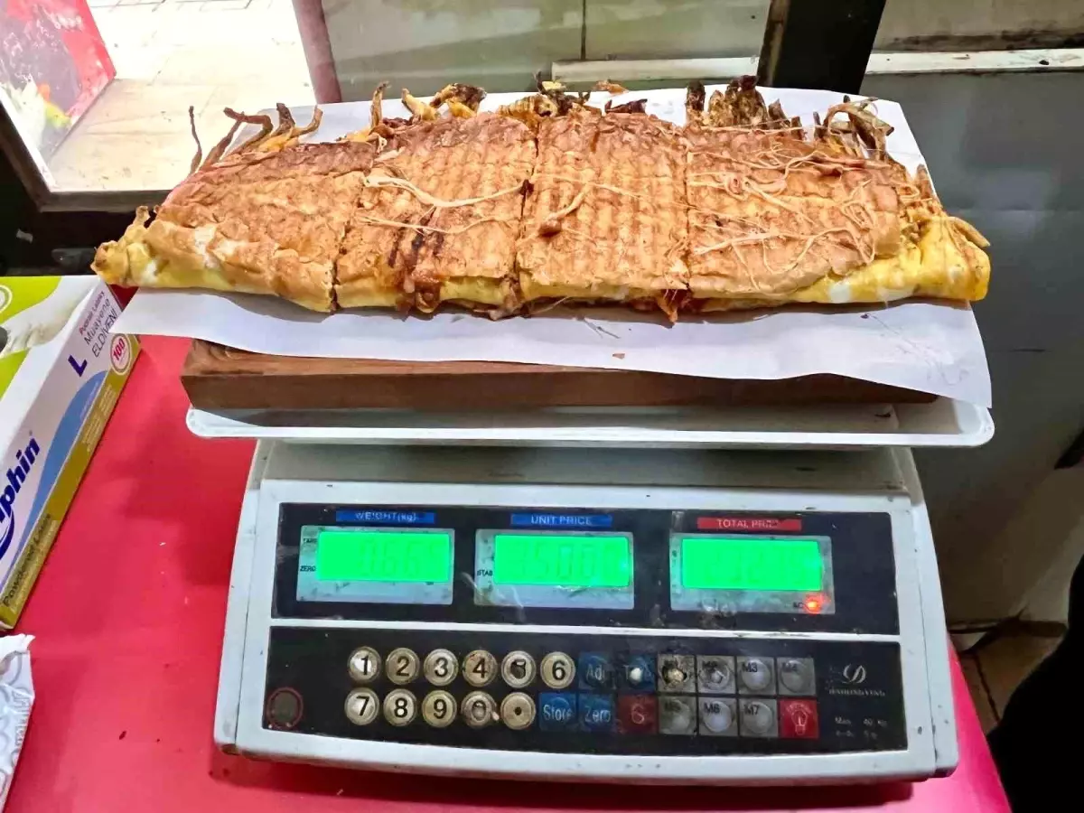 Yarım kiloluk dev tost, 600 liraya satılıyor