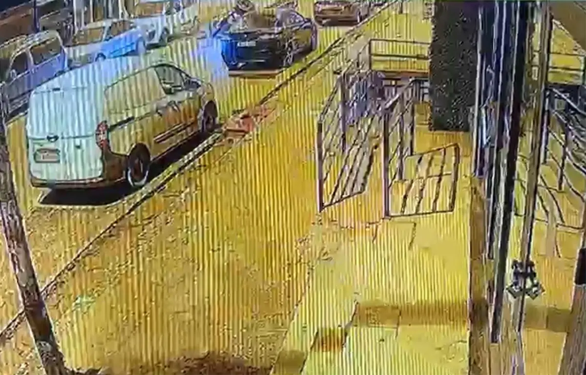 Alkollü sürücü, park halindeki araca çarparak takla attı; o anlar kamerada