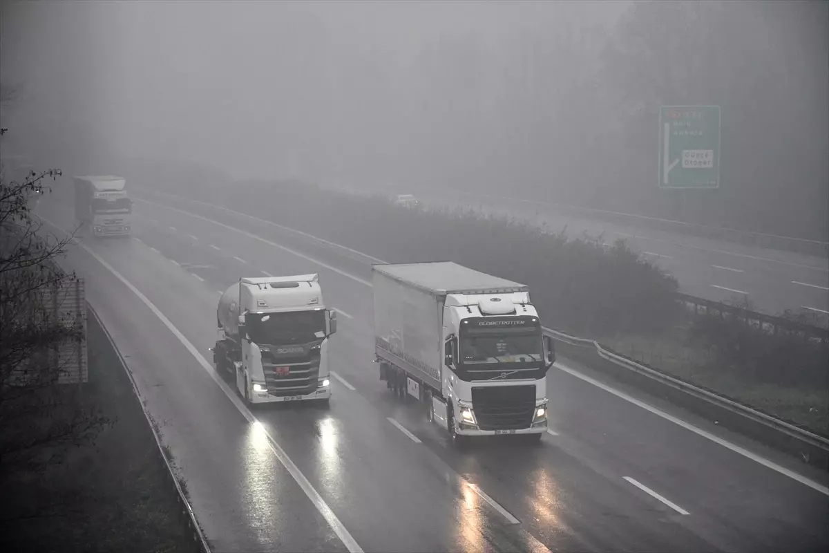 Anadolu Otoyolu'nun Düzce kesiminde sis etkili oldu