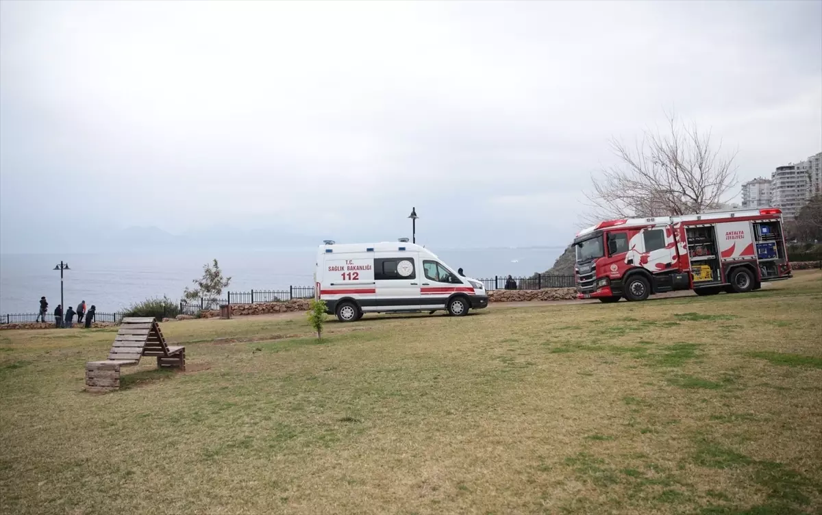 Antalya'da falezlerden düşerek yaralanan kişi kurtarıldı
