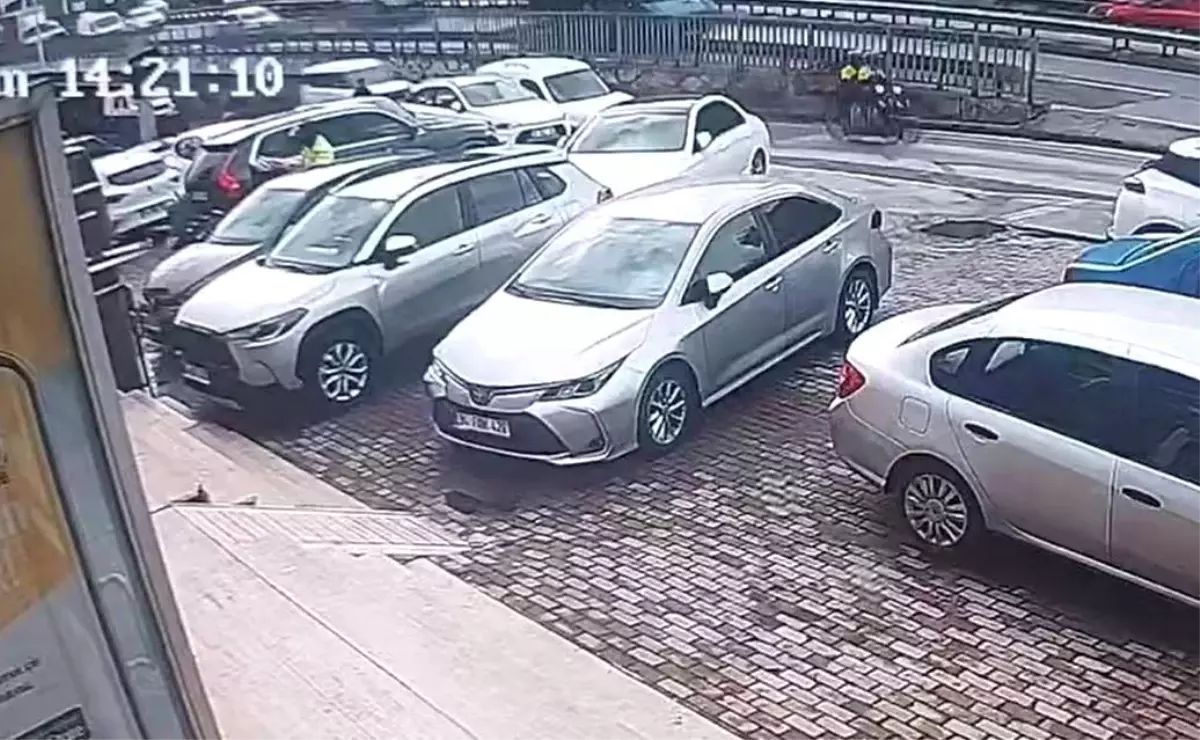 Başakşehir'de bankadan para çeken iş adamına soygun girişimi kamerada