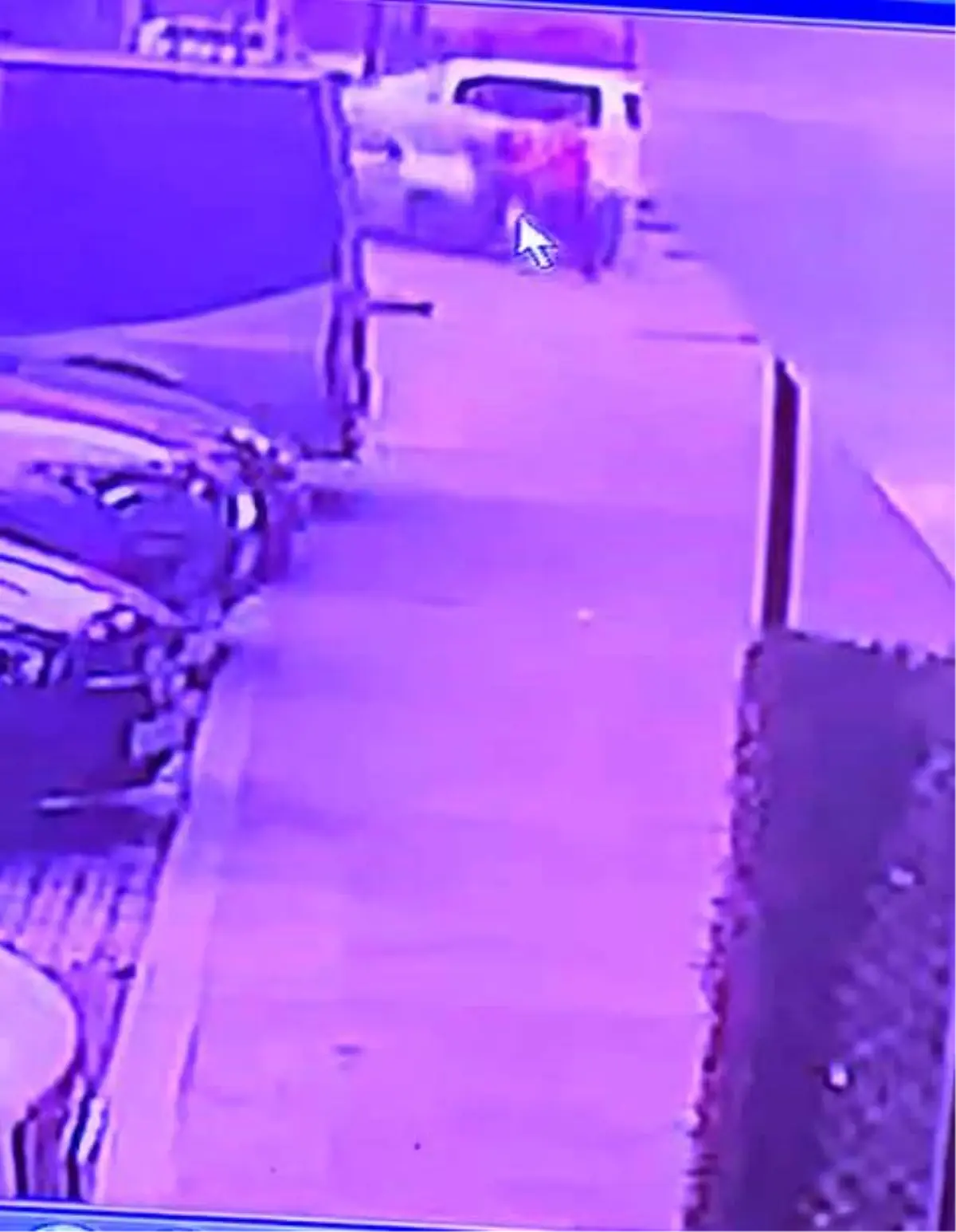 Başakşehir'de kaldırımda yürüyen yayalara otomobil çarptı