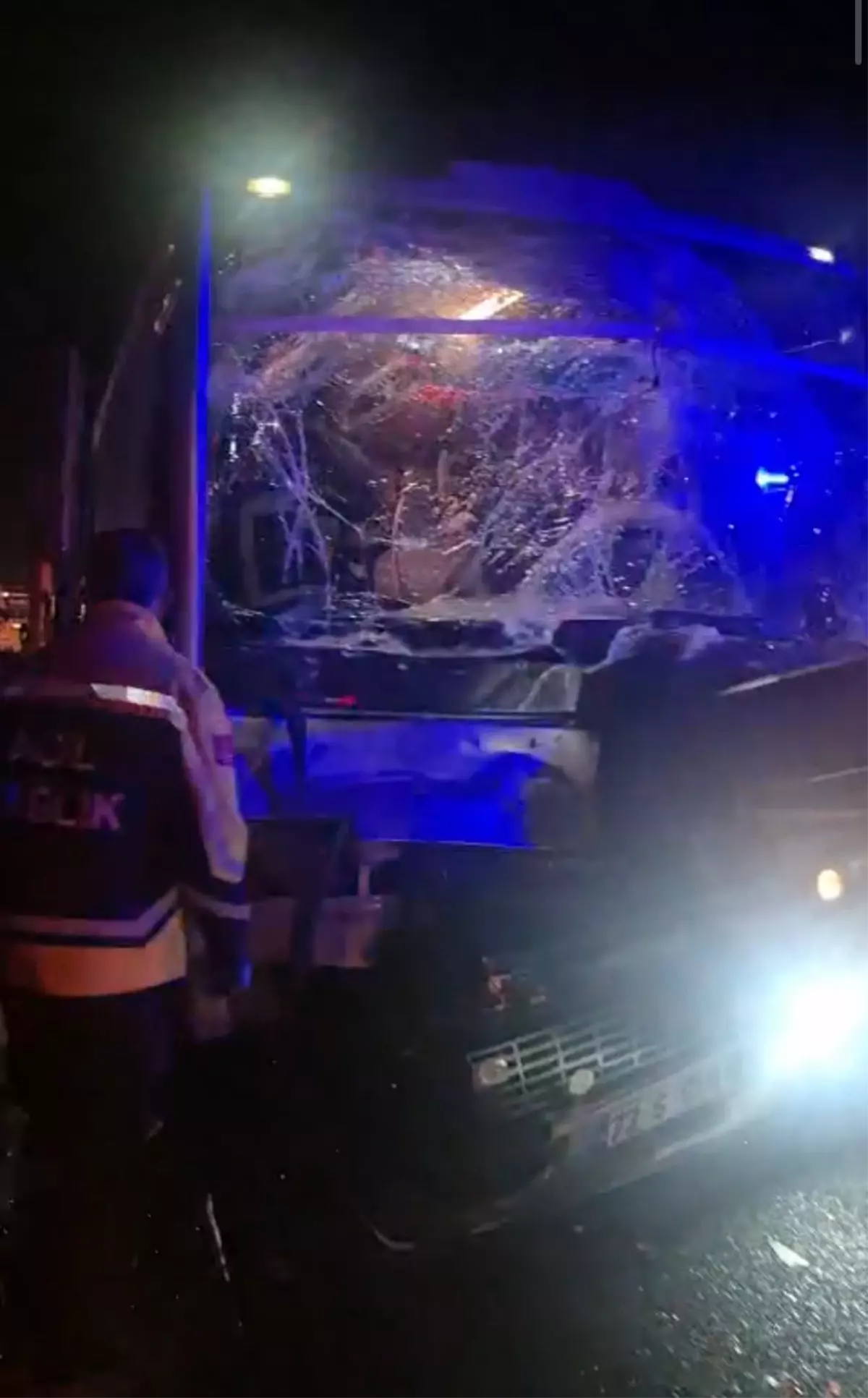 Batman'da midibüs çekiciye çarptı: 11 yaralı