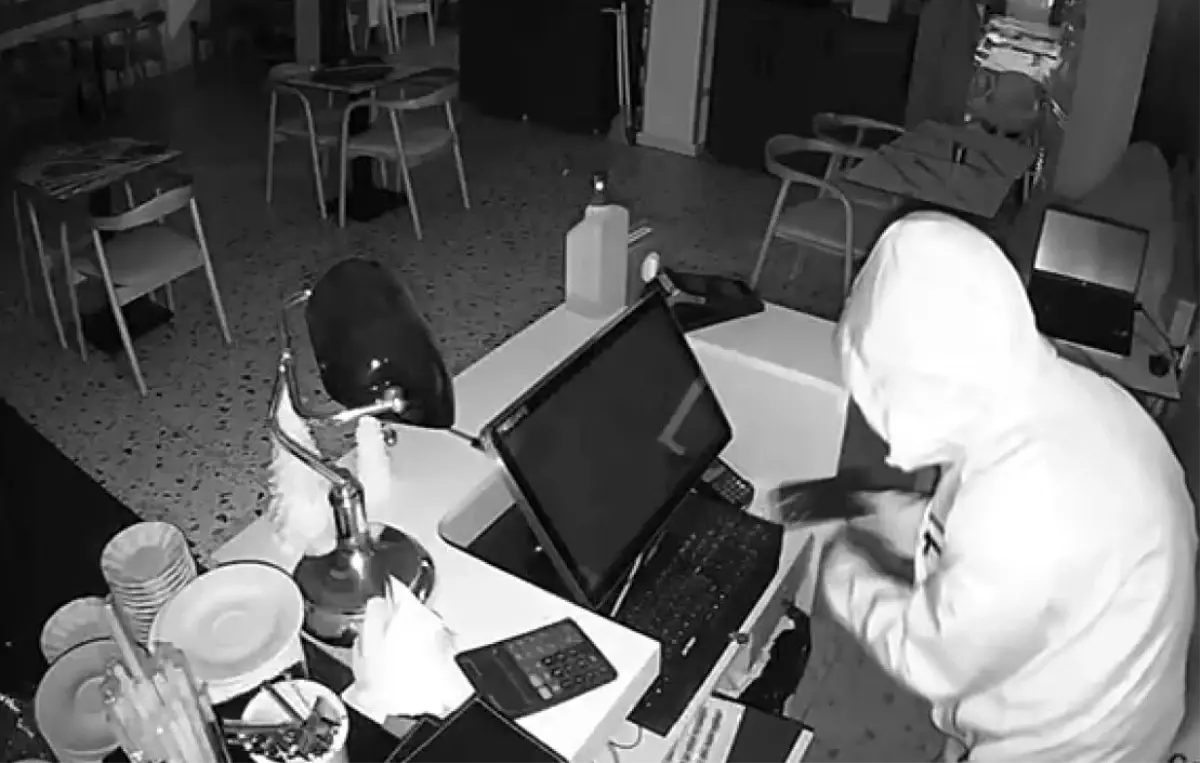 Beylikdüzü'nde 3 işyerinden toplam 51 bin 500 TL çalan hırsızlar kamerada