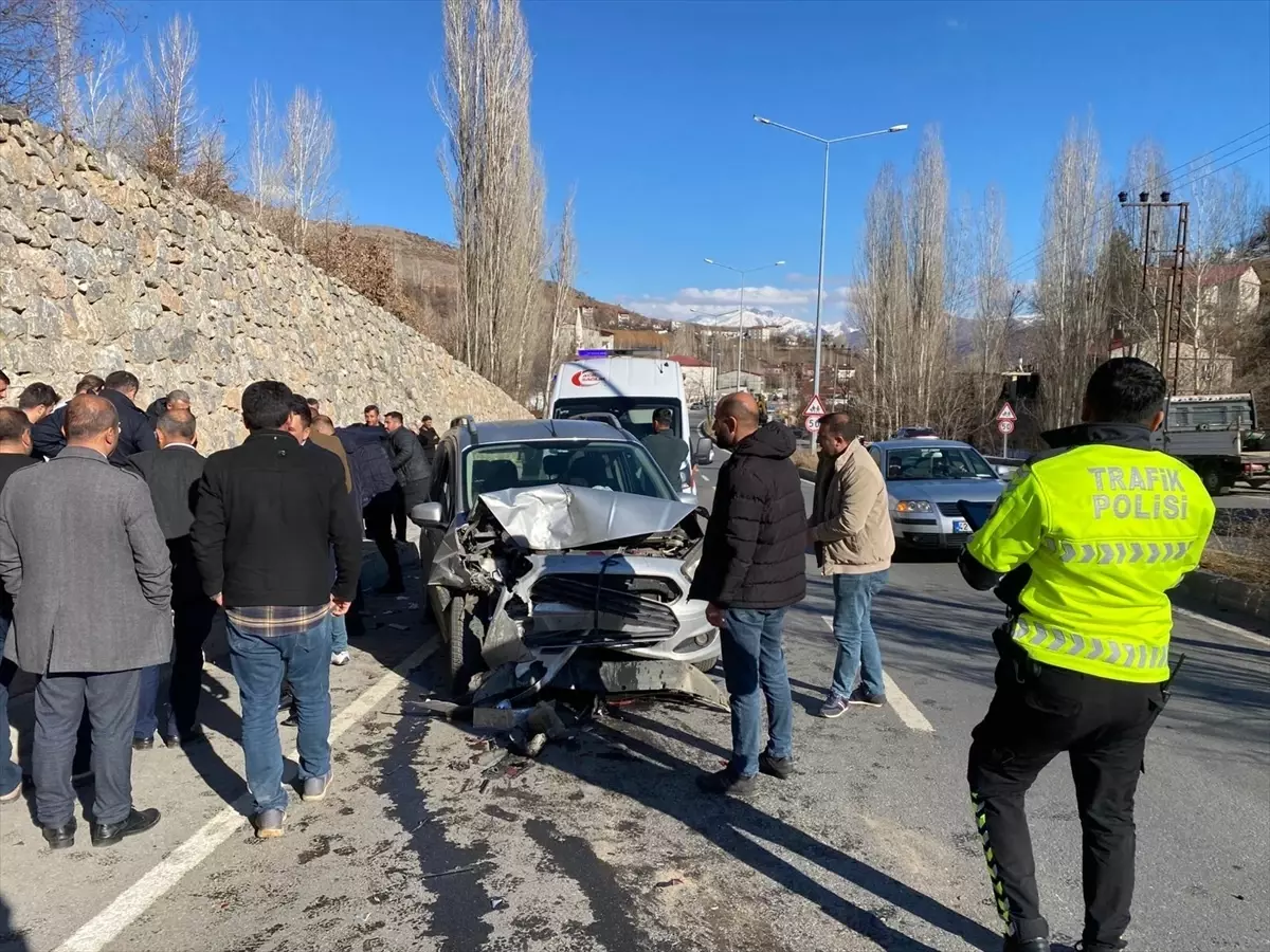 Bitlis'te 3 aracın karıştığı kazada 4 kişi yaralandı