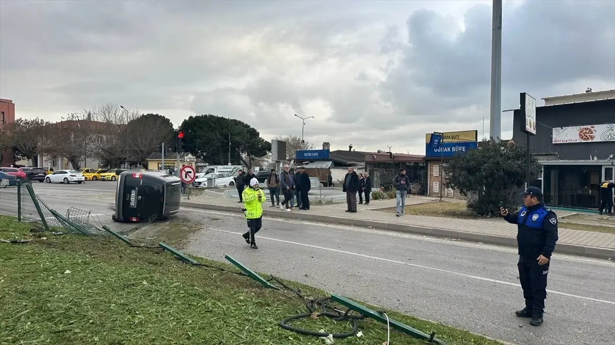 Çanakkale'de devrilen hafif ticari aracın sürücüsü yaralandı