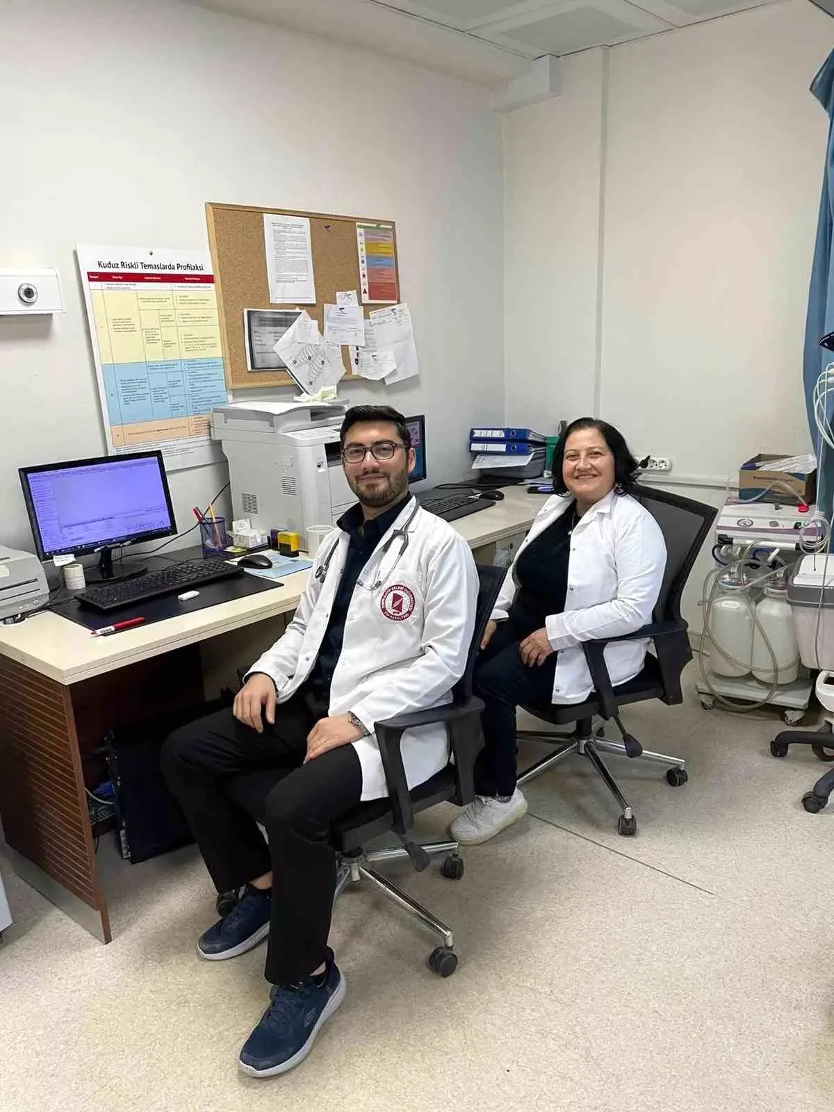 Ebe anne doktor oğluyla birlikte şifa dağıtıyor