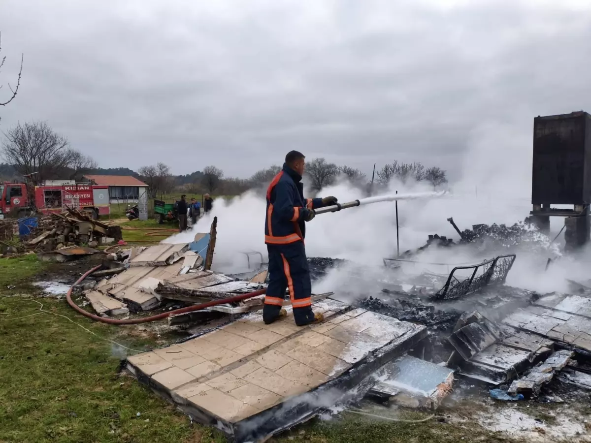 Edirne'de iki ayrı ilçede çıkan yangında 2 ev kullanılamaz hale geldi