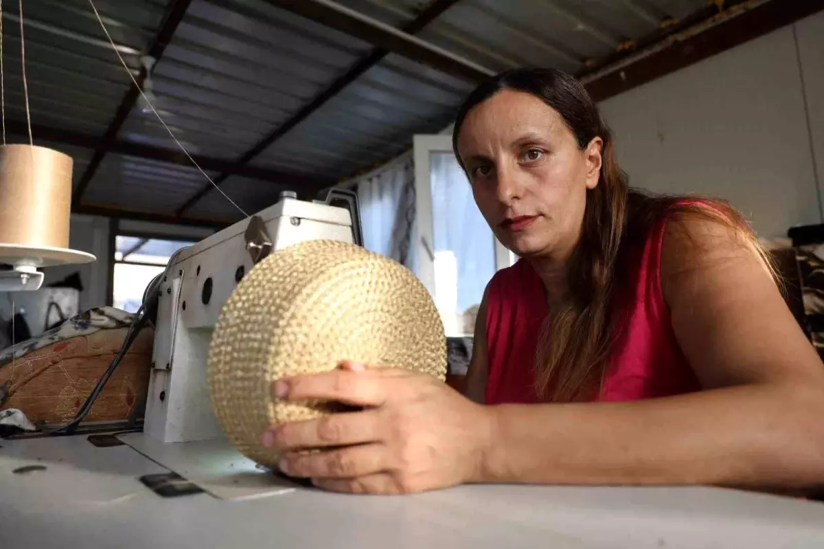 El işiyle ilmik atarak para kazanan 4 çocuklu anne, evlatlarına ve engelli eşine kendi emeğiyle bakıyor