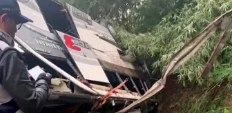 Endonezya'da yolcu otobüsünün devrilmesi sonucu 16 kişi öldü