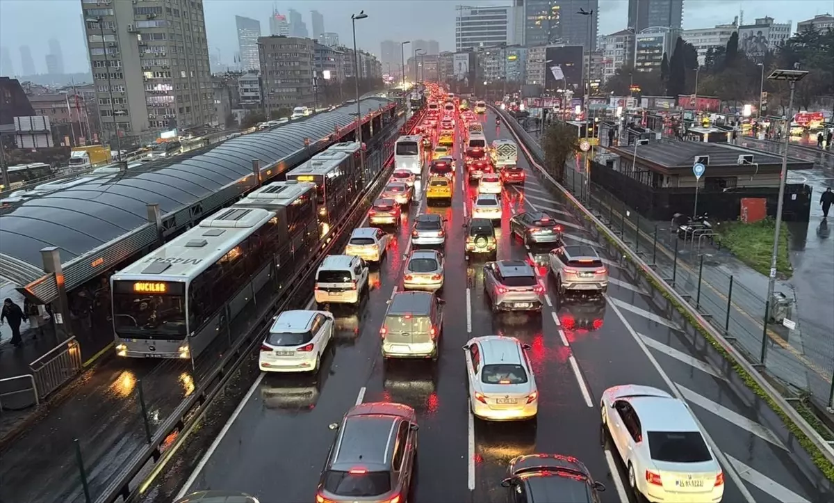 İstanbul'da haftanın ilk iş gününde trafik yoğunluğu yüzde 81'e çıktı