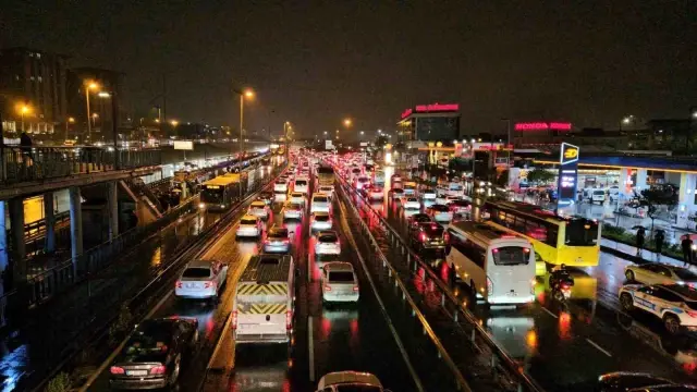 Traffic came to a standstill in Istanbul due to the rainfall